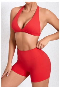 Nahaufnahme des roten hochtaillierten Yoga-Shorts und passenden Sport-BH-Sets
