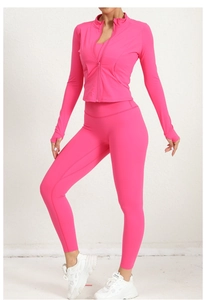 Détail de la veste de yoga rose avec col montant, zip et poignets à passe-pouce coupe-vent