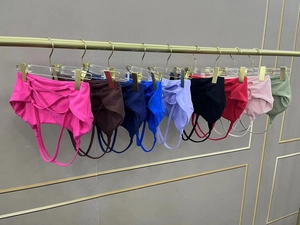 Detailansicht mehrfarbiger High-Waist Yoga-Slips mit seitlichem Tunnelzug und Gurten