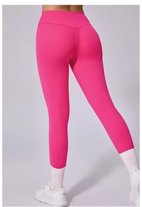 Vue arrière du legging de yoga rose taille haute montrant la couture en V et l'effet galbant