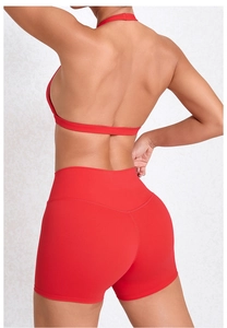 Rückansicht von rotem, hochelastischem Yoga-Set mit Halter-BH und formender Sportshort