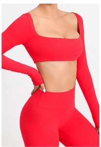 Detalle de la camiseta de yoga roja con cuello cuadrado y agujeros para los pulgares
