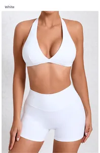Vorderansicht von weißem Neckholder-Yoga-Top und High-Waist-Fitness-Shorts an Frauenmodel