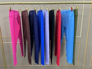 Détail de leggings de yoga taille haute suspendus en plusieurs couleurs vives