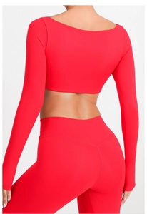 Vista trasera detallada de conjunto de yoga rojo con top corto y mallas con cintura en V
