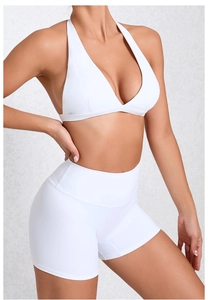 Nahaufnahme von weißem schnelltrocknendem V-Ausschnitt Sport-Bra und Gym-Shorts