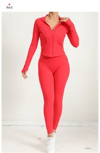 Détails de l'ensemble de yoga rouge avec poignets passe-pouce et legging de compression taille haute