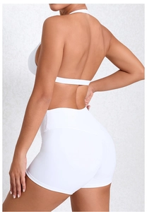 Detailansicht des weißen Yoga-Sets mit Neckholder-BH und High-Waist-Shorts für Sportler