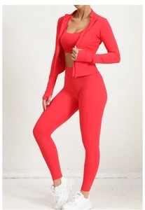 Ensemble de yoga rouge trois pièces avec legging taille haute, brassière et veste zippée