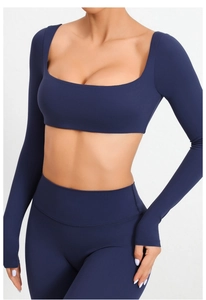 Vista de detalle del top de yoga azul marino con cuello cuadrado y leggings deportivos