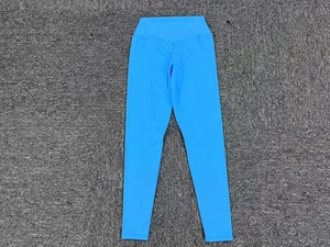 Vue détaillée du legging de yoga taille haute bleu ciel en tissu élastique respirant