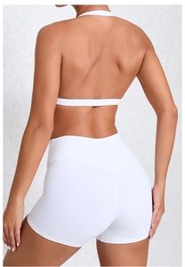 Detail von weißem Sport-BH mit Rückenausschnitt und High-Waist Push-Up Shorts