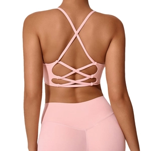 Rückansicht des rosa Sport-BHs mit überkreuzten Trägern und Cut-out-Saum im Yoga-Set