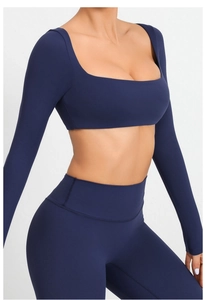 Detalle de top de yoga azul marino con cuello cuadrado y leggings deportivos mujer
