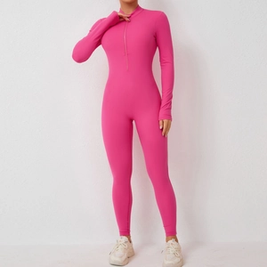 Détail de la fermeture éclair sur une combinaison de yoga rose extensible pour femme