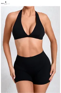 Detail eines schwarzen Yoga-Sets mit Neckholder-Sport-BH und enganliegender Shorts