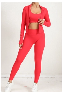 Détail de l'ensemble de yoga rouge trois pièces avec veste à capuche et pantalon taille haute