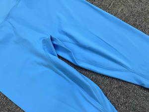 Détail de la couture double aiguille renforcée sur le legging de yoga bleu clair