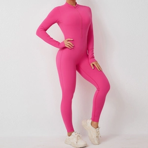 Détail de la combinaison de yoga rose à manches longues avec demi-zip et haute élasticité