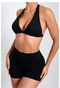 Details zum schwarzen Halter-Yoga-Set mit Sport-BH und Shorts aus elastischem Strickstoff