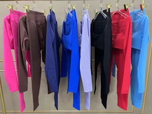 Détail d'ensembles de yoga sans couture extensibles en huit couleurs sur cintres