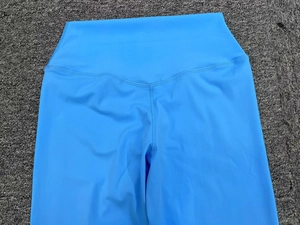Détail du pantalon de yoga bleu vif à taille haute avec coutures lisses et sans couture