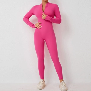 Gros plan sur la combinaison de yoga rose avec fermeture éclair frontale et manches longues