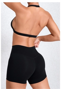 Detailansicht eines schwarzen Yoga-Sets mit offenem Rücken-BH und High-Waist-Shorts für Fitness