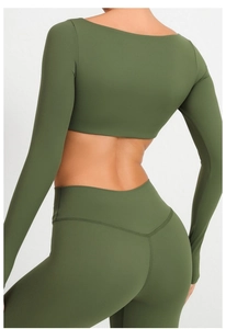 Vista trasera del conjunto de fitness de yoga de manga larga verde oliva y leggings