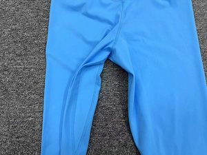 Détail de l'entrejambe renforcé et des coutures plates sur ce pantalon de yoga bleu clair