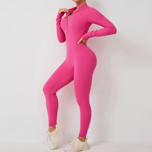 Détail d'une combinaison de yoga rose vif avec demi-zip et manches longues ajustées