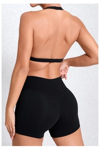 Rückansicht des schwarzen Yoga-Sets mit Neckholder-Oberteil und Shorts mit V-Taille