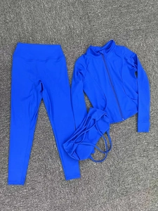 Détail à plat d'un ensemble de yoga 3 pièces bleu électrique avec veste, brassière et legging