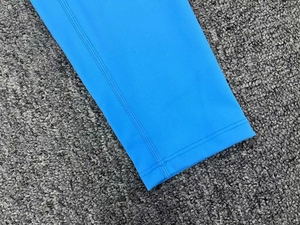 Gros plan détaillé des coutures plates sur le bas du legging de yoga bleu ciel