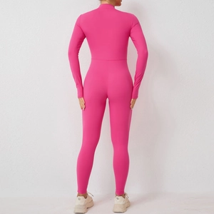 Vue arrière d'un body de yoga rose à manches longues avec coutures sculptantes et coupe ajustée