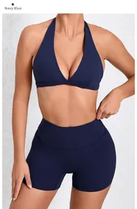 Detail eines marineblauen Yoga-Sets mit Racerback-BH und Shorts mit hohem Bund