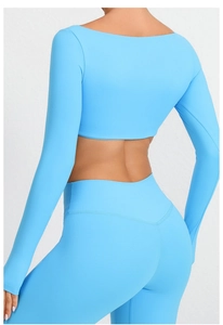 Detalle de la espalda del top corto azul claro de manga larga y pantalones de yoga