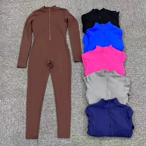 Détails à plat des combinaisons de yoga montrant le col zippé et le tissu de sport