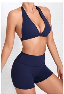 Detailansicht von marineblauem Halter-Sport-BH und Fitness-Shorts mit hohem Bund