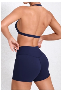 Rückansicht des navyblauen Yoga-Sets mit Racerback-Sport-BH und hoch taillierten Shorts