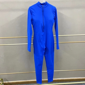 Détail de la combinaison de yoga bleue électrique à manches longues avec zip frontal