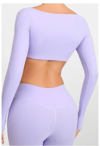 Detalle del conjunto de yoga lila con tejido de alta elasticidad y ajuste ceñido