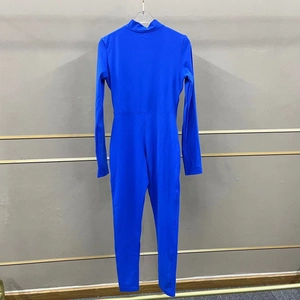 Détail de la combinaison de yoga bleu roi montrant les coutures et le tissu élastique