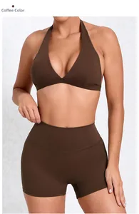 Vorderansicht von kaffeebraunem zweiteiligem Yoga-Set mit Neckholder-Top und Shorts