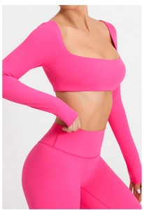 Vista lateral del conjunto de yoga rojo rosa con cuello cuadrado y mallas de cintura alta