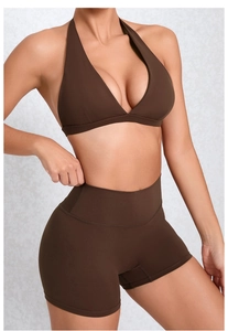 Details des kaffeebraunen Halter-Sport-BHs und der High-Waist-Shorts im Yoga-Set-Design