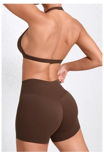 Rückansicht des braunen Yoga-Sets mit Sport-Top und hochtaillierten Fitness-Shorts