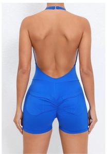 Dettaglio della tutina yoga blu reale scoperta sulla schiena con effetto push-up