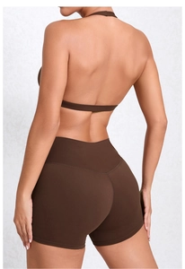 Detail der schokobraunen Yoga-Shorts mit hoher Taille, V-Naht hinten und Sport-BH