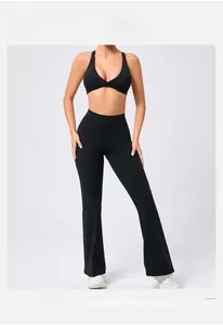 Dettaglio del reggiseno sportivo nero con scollo all'americana e pantaloni yoga a zampa